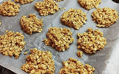 Далее выкладываем на пергамент смесь в виде печенек, отправляем в духовку разогретую до 200 градусов на 20 минут.