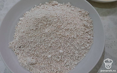 Овсянку в миксере пробиваем в муку.