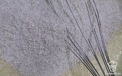 Всыпаем овсяную муку к жидкой массе.