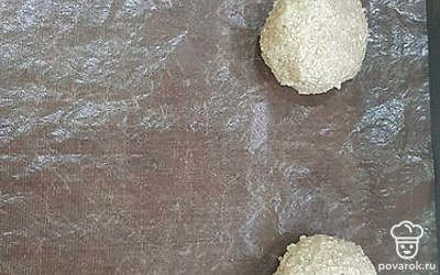 Выкладываем на бумагу для выпечки. 