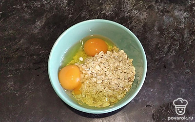 Смешайте яйца и овсянку