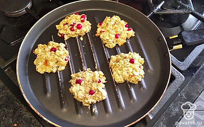 Обжарьте на сковороде с двух сторон.