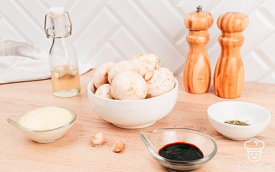 Чеснок очистите. Шампиньоны помойте и просушите бумажным полотенцем. Удалите верхний слой кожицы шляпки грибов, удалите все потемнения и обновите срез ножки гриба. Разогрейте духовку до 160⁰С.