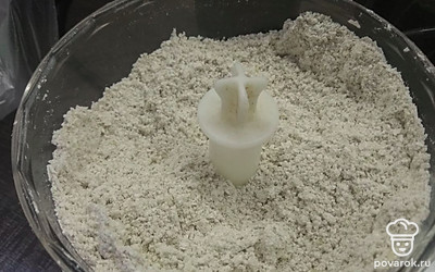 Измельчить овсянку почти до состояния муки.