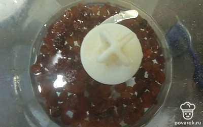 Измельчить изюм с водой.