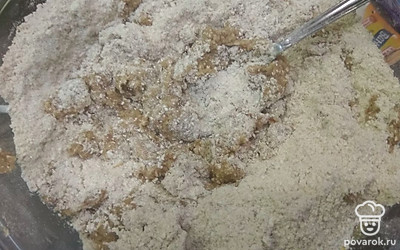 Смешать измельчённые овсянку и изюм, добавить муку, разрыхлитель и корицу.