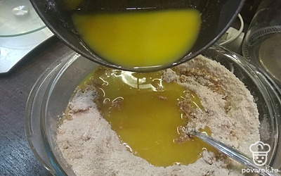 Растопить мед с маслом, затем добавить в смесь овсянки.