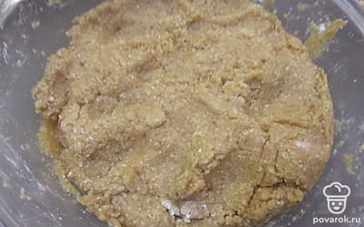 Перемешать, замесить тесто.