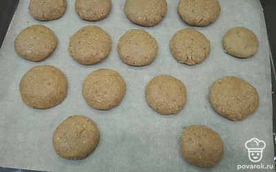 Сформировать из теста печенье и разложить на противень. Выпекать в разогретой духовке 10-15 минут при температуре 180 градусов.