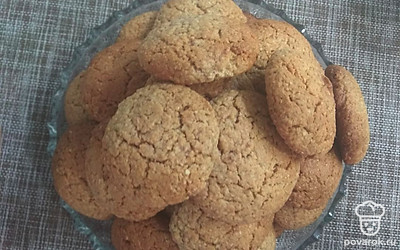 Перед подачей посыпьте печенье сахарной пудрой.