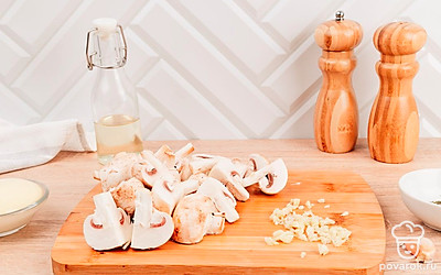 Грибы разрежьте на четыре части. Чеснок измельчите.