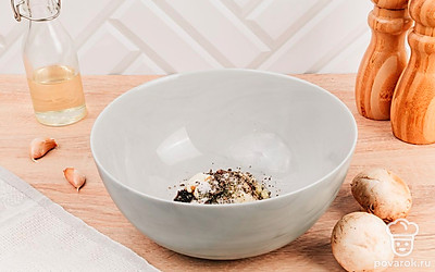 Приготовьте соус: в миске смешайте майонез, чеснок, соль, перец, прованские травы, соевый соус.