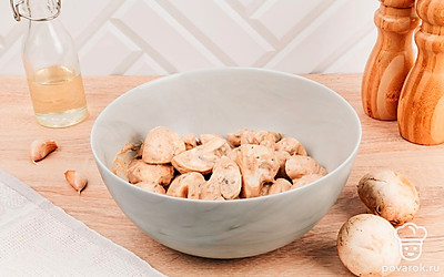 Соус смешайте с грибами.