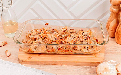 Выложите грибы в соусе в форму для запекания. Запекайте 25 минут.