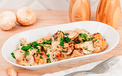 Подайте шампиньоны, украсив свежей мелко нарубленной зеленью.