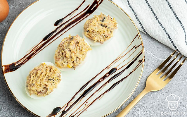 Фаршированные яйца шпротами, чесноком и петрушкой — Рецепт с фото