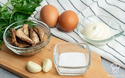 Отварите яйца в течение 10 минут и очистите от скорлупы. Разрежьте яйца пополам, выньте желток и положите его в отдельную посуду. Подготовьте 2 зубчика чеснока и шпроты.