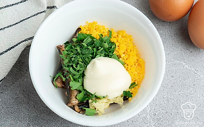 Измельчите чеснок, шпроты и петрушку. Добавьте к желткам шпроты, чеснок, петрушку и майонез. Хорошо перемешайте.