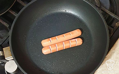Сосиски обжарьте до золотистого цвета.