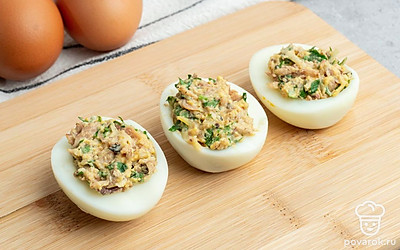 Чайной ложкой наполните белки начинкой.