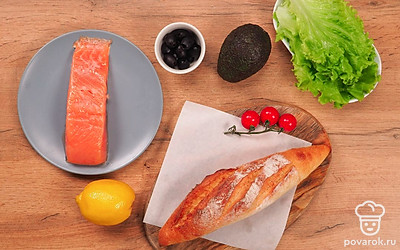 Нарежьте семгу пластинками толщиной не более 0,5 см. Помойте и очистите авокадо от кожуры, удалите сердцевину. Легче всего удалить косточку авокадо чайной ложечкой. Помойте лимон, разрежьте его и выжмите необходимое количество сока.