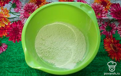 Просеянную муку смешать с сахаром и солью.