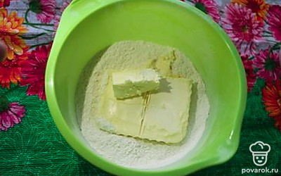 Добавить размягченное сливочное масло и растереть в крошку.