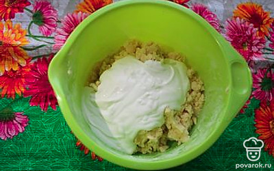 Добавить сметану, размешать.