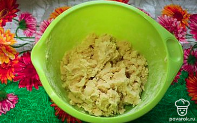 Замешать мягкое тесто.