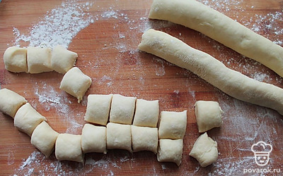 Свернуть рулет и разрезать на печенье длиной 1,5 сантиметра.