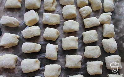 Противень застелить пергаментом.