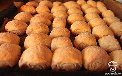 Полоски окунуть одной стороной в сахар и отправить в духовку при 180 градусах. Время выпекания зависит от духовки. Печь до зарумянивания около 20 минут.