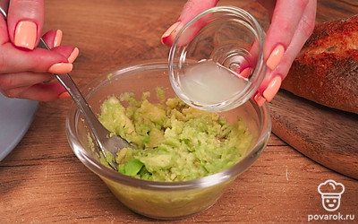 Разомните в миске авокадо до пастообразного состояния и смешайте его с соком лимона.