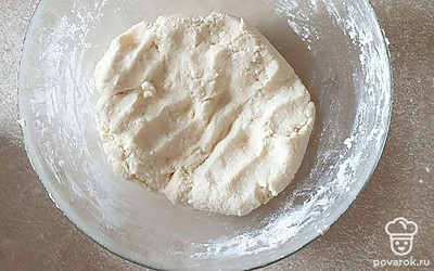 Постепенно просеивайте муку к остальным ингредиентам и замешайте тесто. Положите тесто в пакет и уберите в холодильник на 30-35 минут.