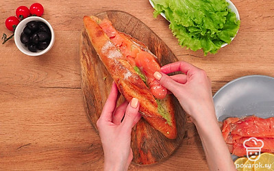 Выложите пластинки семги на одну половинку багета и «закройте» его. Вкусный и питательный сэндвич готов!