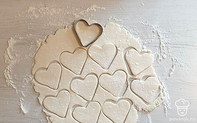 После того, как тесто охладится, достаньте его из холодильника и раскатайте в пласт. Формочкой вырежьте печенье.