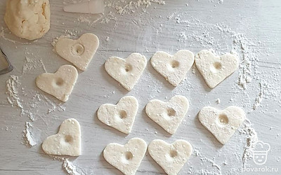 В каждом печенье выдавите небольшое углубление для джема.