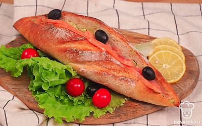 Можно подать сэндвич с семгой, выложив его на крупный лист салата (например, «Айсберг») и украсив помидорами черри и маслинами без косточек.