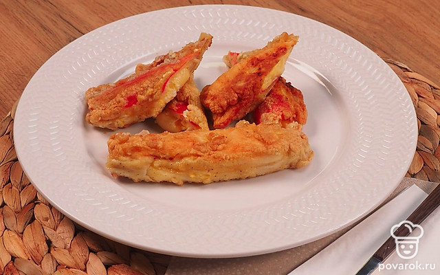 Крабовые палочки в кляре с сыром — Рецепт с фото