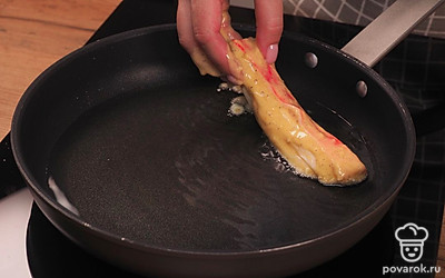 Пожарьте палочки. Разогрейте сковороду. Окунайте крабовые палочки в кляр и выкладывайте на сковороду. Жарьте палочки на среднем огне по 5-7 минут с каждой стороны до образования румяной корочки. Выложите на бумажное полотенце, чтобы убрать излишки жира.