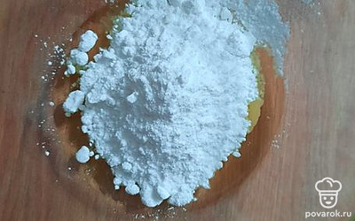 Яйцо взбиваем с сахарной пудрой. 