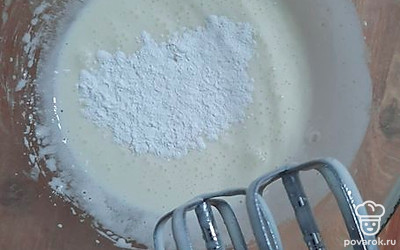 Добавляем по пакетику ванилина и разрыхлителя, щепотку соли, перемешиваем.