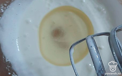 Добавляем растительное масло, смешиваем.