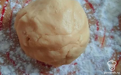 Постепенно вводим просеянную муку, замешиваем руками плотное тесто.