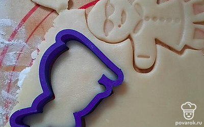 Раскатываем тесто толщиной примерно 7-8 миллиметров. Вырезаем ножом или формочками фигурки.