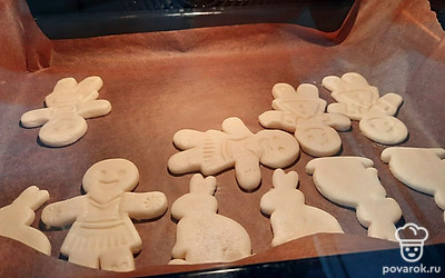 Выпекаем печенье в духовке, режим «верх-низ» при 180 градусах 10-15 минут.