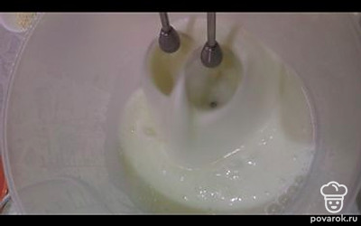 Яичный белок хорошо взбиваем до устойчивых пиков.