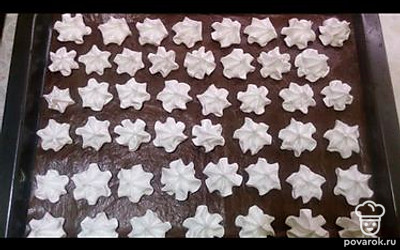 Формируем печенье. 