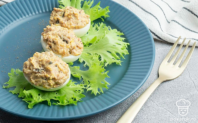 Фаршированные яйца шпротами, чесноком и сыром — Рецепт с фото