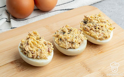 Чайной ложкой наполните белки начинкой.